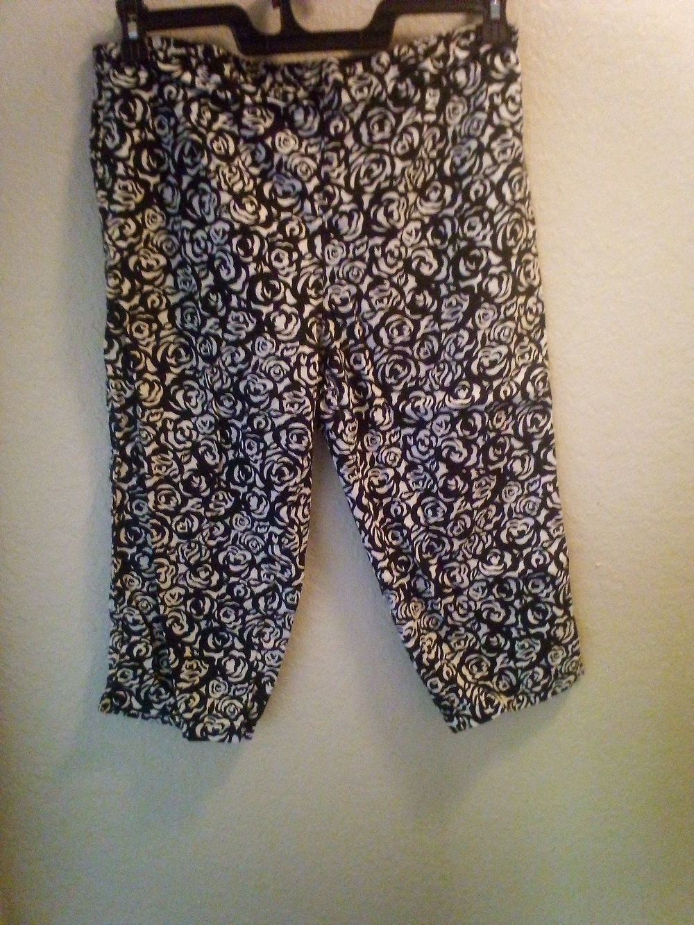 Black & White Floral Capri Pants